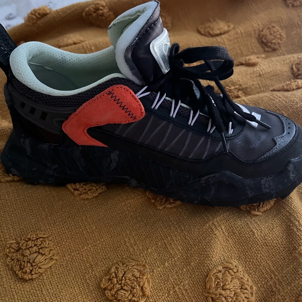 Offwhite tennis shoes they are men 6 which is a woman 8